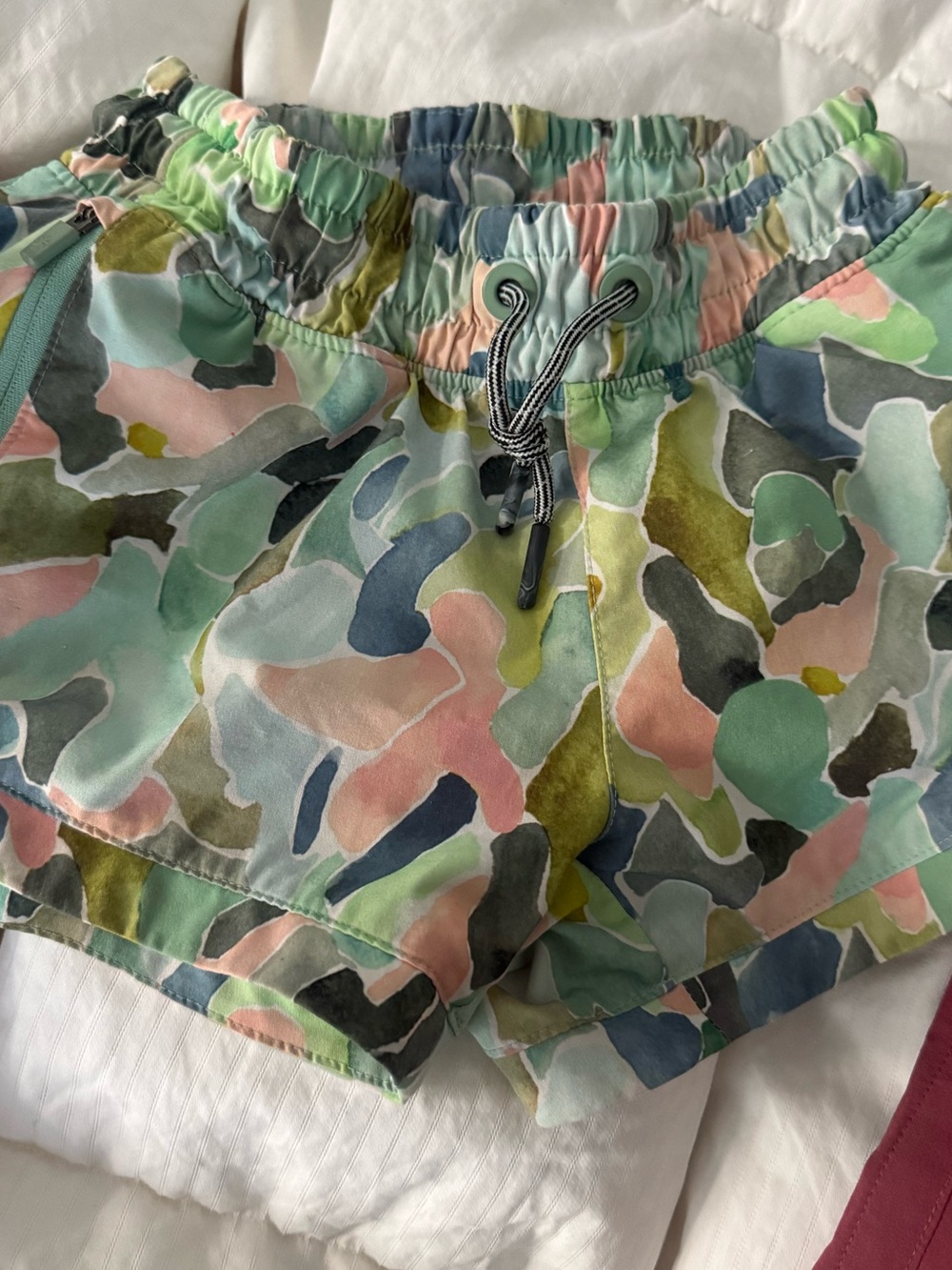 Athleta Pastel Camo Elastic-Waist Athletic Shorts - Green & Pink